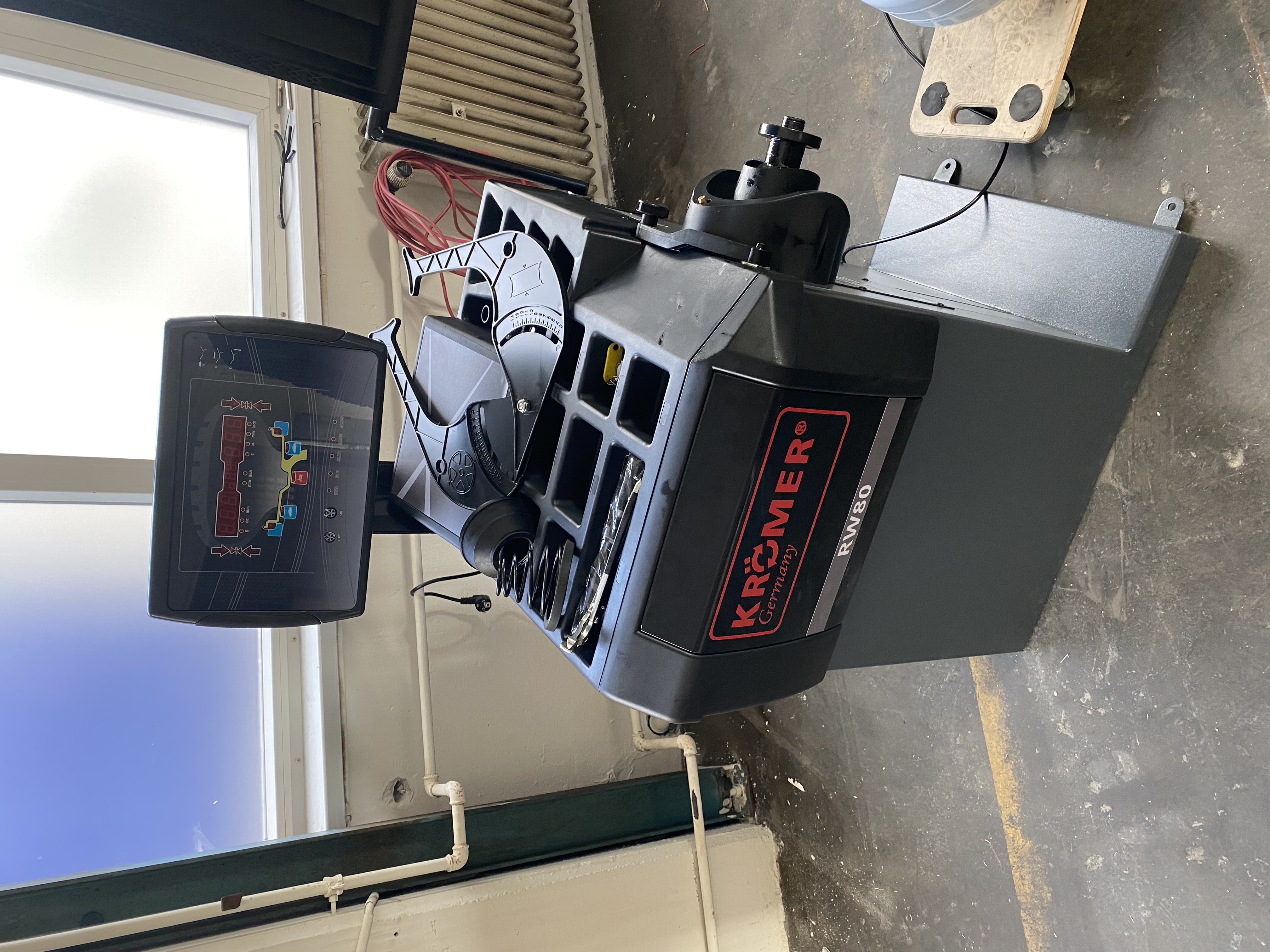 kroemer-reifenwuchtmaschine-rw80-anwendung