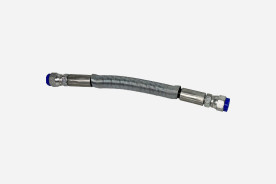 Kurzer Hydraulikschlauch mit Federmantel.